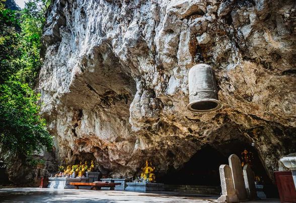 Am-Tien-pagoda-cave-Tuyet-Tinh-Coc-Ninh-Binh-Vietnam-3